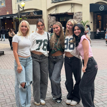 Kirra Lee with her friends in a vacation.